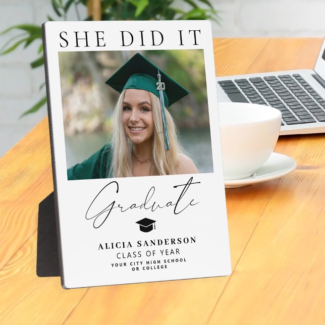 Placa Expositora Graduate photo she did it simple chic graduation (Subido por el creador)