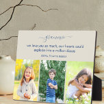 Placa Expositora Grammie Te amamos Poema 3 Piedra fotográfica y azu<br><div class="desc">Placa fotográfica personalizada con poema para derretir el corazón para gramíneas (editable) y 3 de tus fotos favoritas. La plantilla está preparada para que usted personalizar la redacción que actualmente dice "grammie que te queremos tanto nuestros corazones podrían explotar en un millón de besos [nombres de niños]". La redacción está...</div>