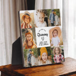 Placa Expositora Grammy We Love You Heart Modern Collage de fotos<br><div class="desc">El Grammy We Love You Heart Modern Collage de fotos Plaque es un regalo conmovedor y personalizado que muestra tu amor por tu abuela. Esta placa de bonito diseño cuenta con un collage de fotos en forma de corazón que le permitirá añadir sus fotos familiares favoritas en un diseño moderno...</div>