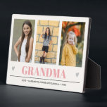 Placa Expositora GRANDMA NOMBRE 3 Foto de corazón gris rosa<br><div class="desc">Crea el perfecto bizcocho para la abuela o para el día de las Navidades o las madres con este diseño asombroso usando TRES (3) de tus fotos favoritas y el GRANDMA aparece en el fondo con delicadas letras rosa claro con pequeños corazones grises. ¡Idea de regalo perfecta para anunciar el...</div>