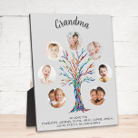Placa Expositora Grandma Photo Collage<br><div class="desc">This personalized Grandma photo collage gray plaque features a colorful mosaic family tree and stylish script typography.
Easily customizable with a selection of seven photos and the grandchildren's names.
Makes a perfect gift for your Grandma.
Original Mosaic © Michele Davies.</div>