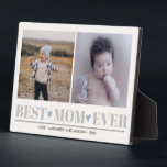 Placa Expositora Gris BEST MOM EVENTO collage 2 Photo Blue Hearts<br><div class="desc">Crea un manjar dulce perfecto para la nueva mamá para los Navidades o el día de la madre con este diseño asombroso usando dos (2) de tus fotos favoritas y tu mensaje personalizado. "La mejor mamá de todos los tiempos" aparece en el fondo con delicadas letras grises con pequeños corazones...</div>
