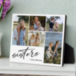 Placa Expositora Guión de hermanas | Hermanas Collages de fotos<br><div class="desc">Regalo de collage de fotos moderno para hermanas. El diseño presenta 5 diseños de collage de fotos para mostrar cinco de tus fotos,  el guión tipográfico ''hermanas'' en la moderna letra manuscrita en un fondo blanco. Personalice más con los nombres. Hermosa agudeza o regalo para hermanas.</div>