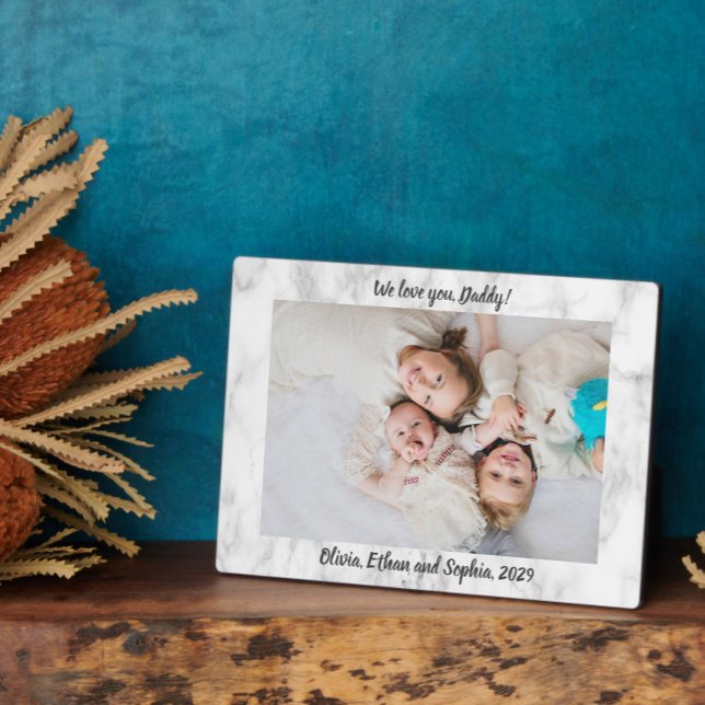 Placa Expositora Guión de mármol que te queremos papá nombre person (Easily personalize this photo name plaque for a special gift he'll treasure!)