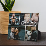 Placa Expositora Guión de papi | Collage de fotos del Día de los Pa<br><div class="desc">Envíe un hermoso regalo personalizado del día de su padre a su padre que apreciará para siempre. Collage especial de fotos familiares del día del padre para mostrar tus fotos familiares y recuerdos especiales. Nuestro diseño presenta un sencillo diseño de cuadrículas fotográficas de 4 fotos con "Daddy" diseñado en un...</div>