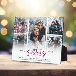 Placa Expositora Guión Hermanas 5 Regalo de Keepsake de Collage de<br><div class="desc">Elegante Collage de fotos Sister Plaque. El diseño está compuesto por una tipografía divertida y elegante con guion y tipografía sans. Simplemente personalizar tu cita de hermana para hacerte única y personal y ¡sube 5 de tus fotos favoritas de ti y de tu hermana!</div>