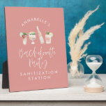 Placa Expositora Guión rosa giratorio moderno bachelorette sanitize<br><div class="desc">Diseño de estilo beicon y moderno de escritura bachelorette sanitizer.</div>