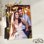 Placa Expositora Guión simple Plaque fotográfico de su Boda<br><div class="desc">Placa fotográfica que muestra la foto de tu personalizado con un simple guión de texto de amor. Un bello recuerdo para un compromiso,  boda o aniversario. Personalizable para otras situaciones.</div>
