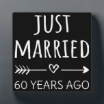 Placa Expositora Hace 60 Años Que Me Casé<br><div class="desc">Diseño bonito, perfecto para todo aquel que haya estado casado durante 60 años y para una ceremonia de renovación de la promesa boda. ¡Es un gran conjunto para las parejas! Cita de 'Acabo de casar hace 60 años' para una pareja que se casó hace 60 años o una pareja que...</div>