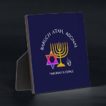 Placa Expositora Hanukkah Blessings | BARUCH ATAH ADONAI | Chanukah<br><div class="desc">Placa HANUKKAH moderna y elegante. El diseño muestra un MENORAH de color dorado con ESTRELLA multicolor DE DAVID y DREIDEL gris plateado. En la parte superior hay un texto curvo que dice BARUCH ATAH, ADONAI (Bendito eres tú, Dios) y debajo del texto se lee HANUKKAH BENDICGS. TODO EL TEXTO ES...</div>