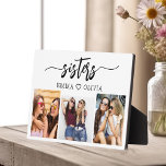 Placa Expositora Hermanas 3 Regalo de Collage de fotos de la famili<br><div class="desc">Celebra la hermandad con la placa de regalo de Sisters 3 Collages de fotos Keepsake. Esta placa personalizada presenta un bonito collage de tres preciadas fotos, que capturan momentos inolvidables juntos. Diseñado con materiales de alta calidad, es perfecto para exhibirse en un escritorio, una estantería o una pared. El diseño...</div>