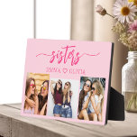 Placa Expositora Hermanas rosadas calientes 3 regalo de Collage de<br><div class="desc">Celebra la hermandad con la placa de regalo de Sisters 3 Collages de fotos Keepsake. Esta placa personalizada presenta un bonito collage de tres preciadas fotos, que capturan momentos inolvidables juntos. Diseñado con materiales de alta calidad, es perfecto para exhibirse en un escritorio, una estantería o una pared. El diseño...</div>