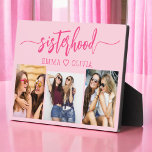 Placa Expositora Hermandad Hermanas Pink Calientes 3 Collage de fot<br><div class="desc">Celebra la hermandad con la placa de regalo de Sisters 3 Collages de fotos Keepsake. Esta placa personalizada presenta un bonito collage de tres preciadas fotos, que capturan momentos inolvidables juntos. Diseñado con materiales de alta calidad, es perfecto para exhibirse en un escritorio, una estantería o una pared. El diseño...</div>