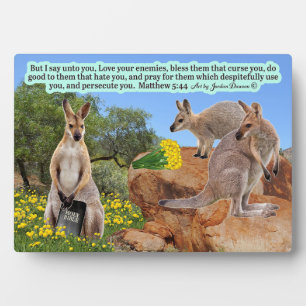 Placa Expositora Hermoso Wallaby Scripture Plaque Matthew 5:44