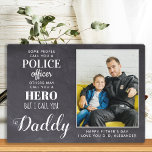 Placa Expositora Hero Daddy Fathers Day Photo Police<br><div class="desc">"Algunos te llaman agente de policía, otros te pueden llamar héroe, pero yo te llamo papá". Sorprende a tu policía y papá favoritos con esta placa de regalo del día de los padres de este papá, súper dulce y personalizado, este día de los padres. Personaliza tu foto, mensaje y nombre...</div>