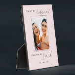 Placa Expositora Hoy, mi dama de honor por siempre mi amigo foto en<br><div class="desc">Una encantadora foto de una dama de honor con la frase "hoy mi dama de honor para siempre mi amiga" con una letra negra en un fondo de color. Personaliza tu foto favorita con tu pareja,  tu dama de honor y tu boda.</div>