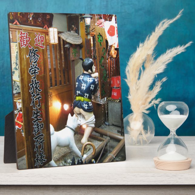 Placa Expositora Humor japonés - Perro sacando pantalones (Lado)