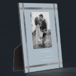 Placa Expositora Icy Blue & Silver Bienvenido a nuestra foto de Bod<br><div class="desc">Signo de bienvenida boda. Fondo azul helado. Filtro blanco y negro aplicado a la foto. Plata metalizada.</div>