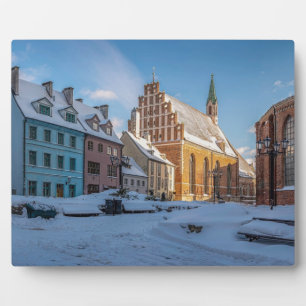 Placa Expositora Iglesia de San Pedro en invierno en Riga, Letonia