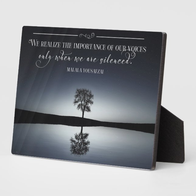 Placa Expositora Importance Of Our Voices (Lado)