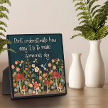Placa Expositora Inspirador de bonito hace una cita del día de algu<br><div class="desc">Inspiradora Placa floral de Easel - bonito, arte caprichoso y elegante, con un fondo oscuro adornado con flores rosas y amarillas, inspirado y estilizado. El diseño colorido y florido de bonito le da un toque positivo a su día. Estas divertidas placas de caballete hacen grandes agujeros inspiradores para la familia,...</div>