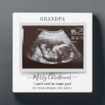 Placa Expositora Invitación del bebé Feliz Abuelo de Navidad<br><div class="desc">Siempre es un buen momento para compartir esta emocionante noticia con los más cercanos y queridos. Idea de regalo para Navidades perfectos para que la abuela esté con foto de ultrasonido. Personalizar esta pantalla de invitación única, agrega tus detalles y deja que todo el mundo conozca esta noticia especial. Un...</div>