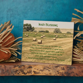 Placa Expositora Irlanda: Bendeciendo a los heno bales en un campo