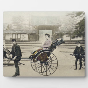 Placa Expositora 'Jinrikisha' frente a un templo, c.1880 (mano co