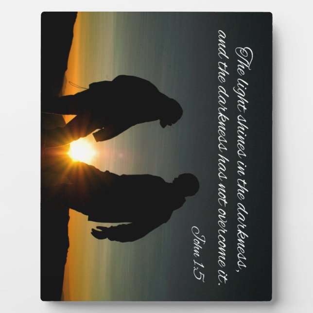 Placa Expositora Juan 1:5 La luz brilla en la oscuridad y (Frente)