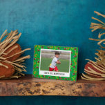 Placa Expositora Jugador entrenador de fútbol de bandera personaliz<br><div class="desc">Celebra tu jugador de fútbol favorito o crea un regalo de personalizado para tu entrenador de fútbol cuando personalizares esta placa con tu propia foto y tu propio mensaje de personalizado. Su imagen y texto aparecen en un fondo de balones de fútbol y correas de bandera coloridas.</div>