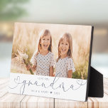 Placa Expositora La abuela es un guión de corazón moderno foto de l<br><div class="desc">Evocar calidez y ternura con esta placa fotográfica personalizada, una celebración del vínculo único entre la abuela y el nieto. Esta moderna obra de arte muestra la fotografía elegida, adoptada por un corazón agitado, elaborada con un guión elegante. Personalizado con el nombre de sus hijos, se convierte en un tesoro...</div>