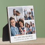 Placa Expositora La abuela te ama 3 Collages de fotos<br><div class="desc">Elegante placa fotográfica de keepsake para celebrar a la mejor abuela de todos los tiempos,  con un collage de fotos de sus nietos y su familia de tres. Personaliza "Te amamos abuela" y agrega los nombres de sus nietos y familia.</div>