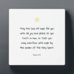Placa Expositora La Biblia inspiradora cita la escritura bendiciend<br><div class="desc">Hermoso verso de la Biblia cristiana inspiradora cita del libro de los romanos 15:13. Una bendición y maravillosa idea de regalo para tu ser querido,  amigo o miembro de una familia.</div>