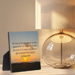 Placa Expositora La Biblia inspiradora contra Jeremiah 29:11 Cristi<br><div class="desc">Porque conozco los planes que tengo para ti, declara el Señor. Planes para prosperar y no dañarte, planes para darte esperanza y un futuro. Verso de la biblia de Jeremiah 29:11 en un hermoso regalo de fotografía del amanecer del océano. Esta placa de cita inspiradora presenta una cita bíblica alentadora...</div>
