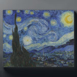 Placa Expositora La estrellada cocina nocturna<br><div class="desc">La noche estrellada de Vincent van Gogh La noche estrellada es una pintura del artista post-impresionista holandés Vincent van Gogh. El cuadro representa las vistas fuera de la ventana de su cuarto de baño por la noche, aunque estaba pintado de memoria durante el día. La parte central muestra el pueblo...</div>