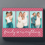 Placa Expositora La familia es todo lo que la tipografía moderna tr<br><div class="desc">Este diseño moderno muestra tres de tus fotos favoritas con el texto "la familia lo es todo" en la tipografía moderna.</div>