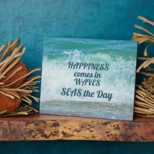 Placa Expositora La felicidad llega en Waves SEAS el día