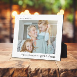Placa Expositora La felicidad... te tiene como foto de la abuela.<br><div class="desc">Que tu abuela sepa cuánta felicidad trae a tu vida con esta adorable placa de foto de keepsake. El texto dice - La felicidad es tenerte como un ABUELO y nombre/s. Simplemente suba tu fotografía favorita y tu texto personalizar.</div>