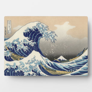 Placa Expositora La Gran Ola frente a Kanagawa Hokusai