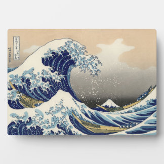 Placa Expositora La Gran Ola frente a Kanagawa Hokusai