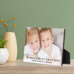 Placa Expositora La mejor foto del abuelo del mundo<br><div class="desc">Dé al mejor abuelo del mundo una elegante placa fotográfica personalizado que valorará durante años. Personalizar con una foto familiar,  personalice la expresión "Mejor abuelo del mundo" y cómo se le dirige (Poppop,  Papa,  etc.),  y agregue los nombres de los nietos.</div>