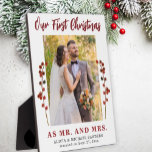 Placa Expositora La primera foto casada de Navidad<br><div class="desc">La primera Navidad de la pareja casada como Mr. y Mrs.,  placa de keepsake única con ramas de bayas rojas,  su foto personalizado y texto de escritura de tipografía moderna roja.          Puede ser un regalo hermoso para los recién casados.</div>