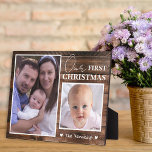 Placa Expositora La primera Navidad del Collage de fotos en el bebé<br><div class="desc">Placa de collage de fotos de madera rústica personalizada con 2 fotos y nombre de familia para convertirla en un recuerdo único de la primera Navidad del bebé.</div>