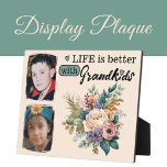 Placa Expositora La vida floral es mejor 2 foto Nietos verdes<br><div class="desc">¡Celebremos la alegría de la familia con nuestra hermosa placa de exhibición floral! Con espacio para dos preciadas fotos, esta placa está adornada con un vibrante diseño floral que añade un toque de elegancia a cualquier espacio. El mensaje más sincero, "La vida es mejor con los nietos", se muestra en...</div>