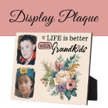 Placa Expositora La vida floral es mejor 2 fotos Los nietos rosados<br><div class="desc">¡Celebremos la alegría de la familia con nuestra hermosa placa de exhibición floral! Con espacio para dos preciadas fotos, esta placa está adornada con un vibrante diseño floral que añade un toque de elegancia a cualquier espacio. El mensaje más sincero, "La vida es mejor con los nietos", se muestra en...</div>