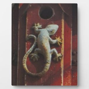 Placa Expositora lagarto gris de madera desgastada