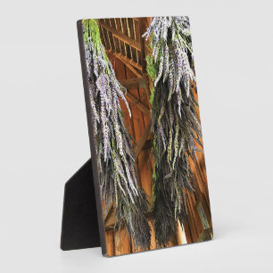 Placa Expositora Lavanda colgando en un granero