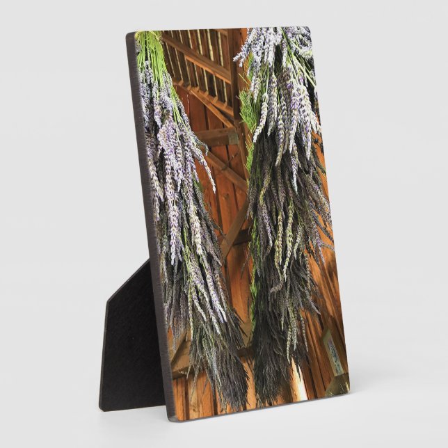 Placa Expositora Lavanda colgando en un granero (Lado)