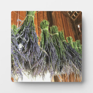 Placa Expositora Lavanda colgando en un granero