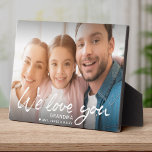 Placa Expositora Le encantamos Pincel Script Nombre personalizado F<br><div class="desc">Este diseño de caligrafía de escritura de pincel de moda que dice NOSOTROS TE AMO por sus nombres personalizados y mensajes hace un hermoso regalo de placa fotográfica para cualquier miembro de la familia. Aquí se lee "Abuela" pero esto es fácilmente personalizable para leer a la Madre, al Padre o...</div>